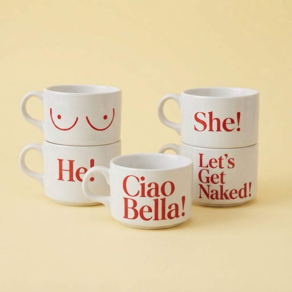 Set od pet belih šolja sa crvenim natpisima He, She, Ciao Bella i Let’s Get Naked